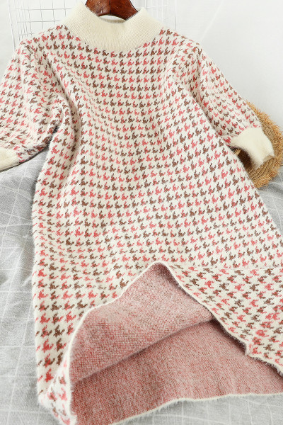 Vastag puha női ruha magas gallérral és rövid ujjal