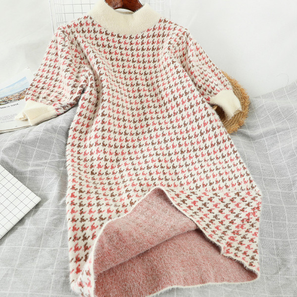 Vastag puha női ruha magas gallérral és rövid ujjal