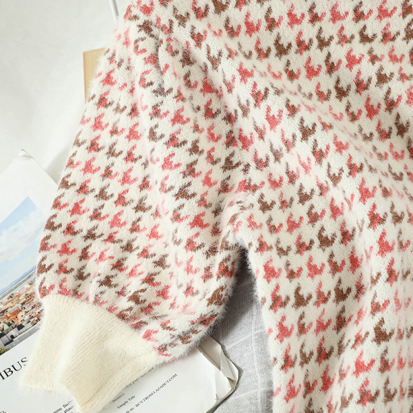 Vastag puha női ruha magas gallérral és rövid ujjal