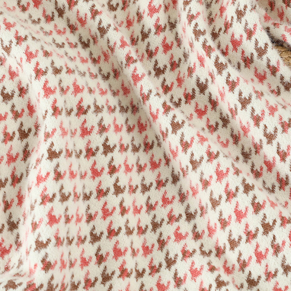 Vastag puha női ruha magas gallérral és rövid ujjal