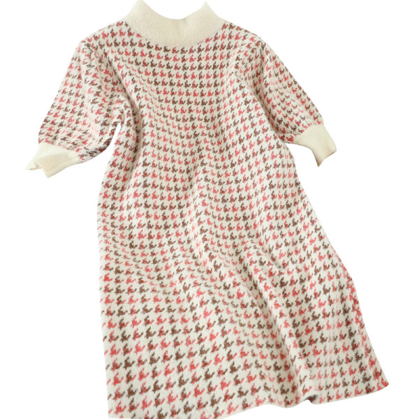 Vastag puha női ruha magas gallérral és rövid ujjal