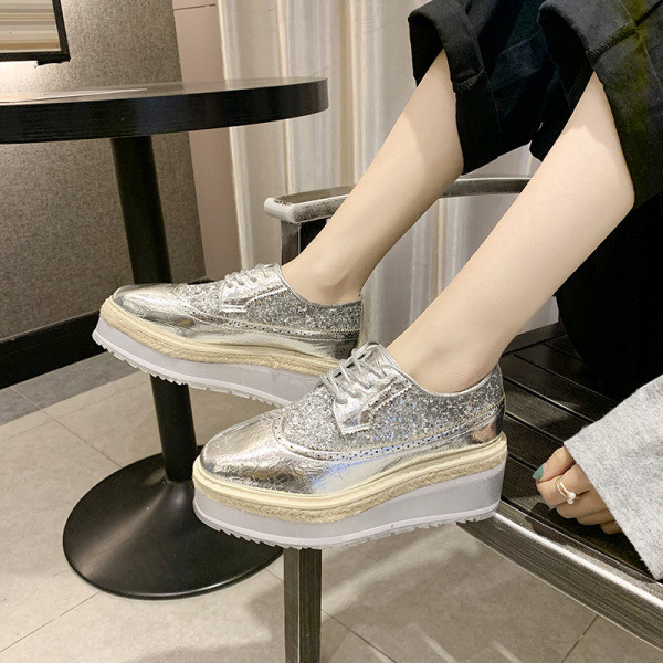 Särava efektiga ja paeltega naiste vabaaja platvormkingad