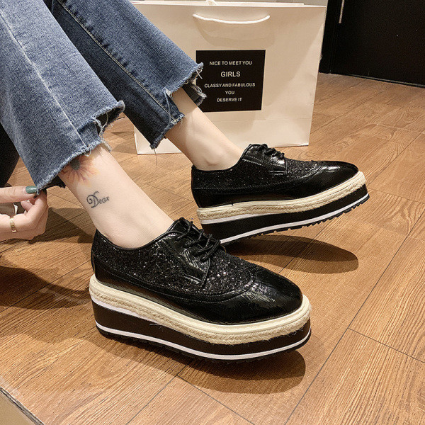 Särava efektiga ja paeltega naiste vabaaja platvormkingad