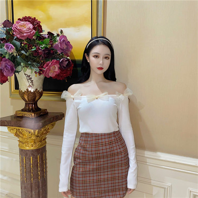 Allakäinud varrukatega ja tüllpaeltega naiste pluus