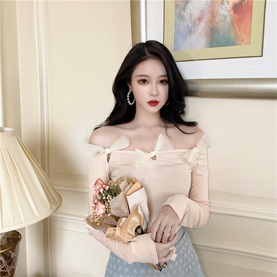 Allakäinud varrukatega ja tüllpaeltega naiste pluus