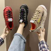 Aktuális női tornacipő fűzős, lapos talppal