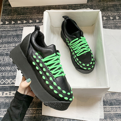 Alkalmi női tornacipő fűzővel és magas talppal