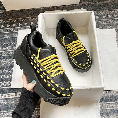 Alkalmi női tornacipő fűzővel és magas talppal