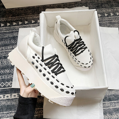 Alkalmi női tornacipő fűzővel és magas talppal