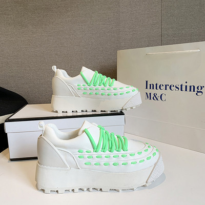 Alkalmi női tornacipő fűzővel és magas talppal