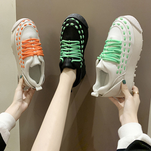 Alkalmi női tornacipő fűzővel és magas talppal