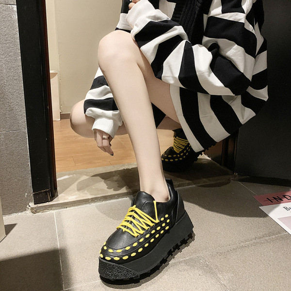 Alkalmi női tornacipő fűzővel és magas talppal