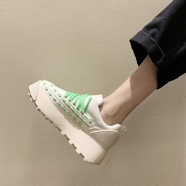 Alkalmi női tornacipő fűzővel és magas talppal