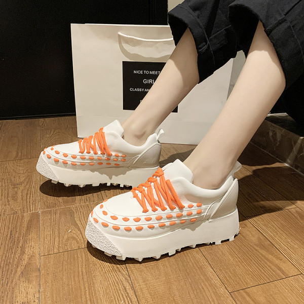 Alkalmi női tornacipő fűzővel és magas talppal