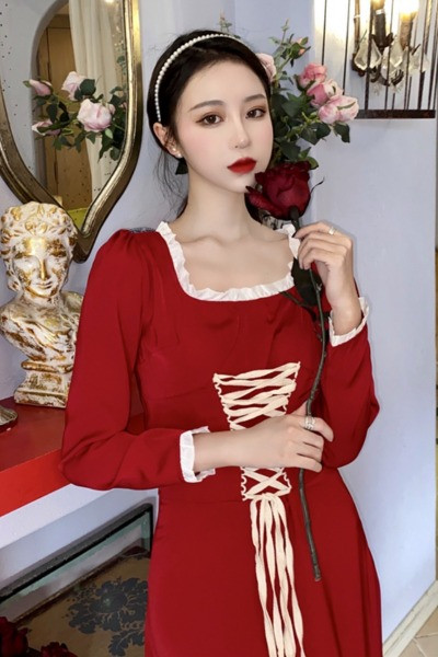 Pikk naiste retrokleit kandilise dekoltee ja lipsudega