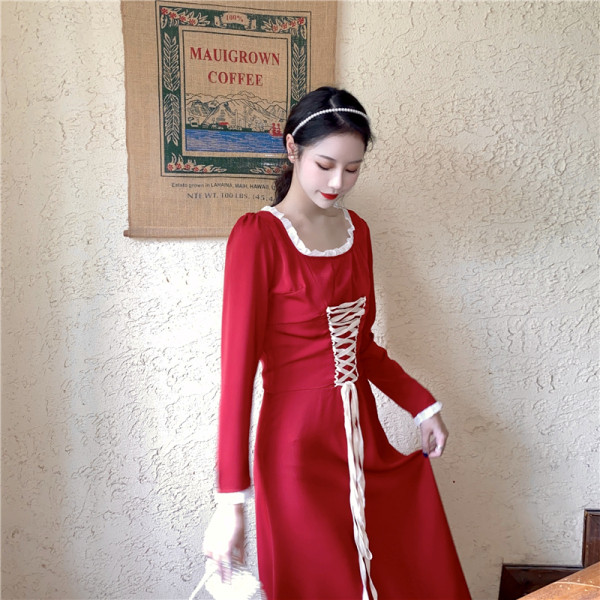 Pikk naiste retrokleit kandilise dekoltee ja lipsudega