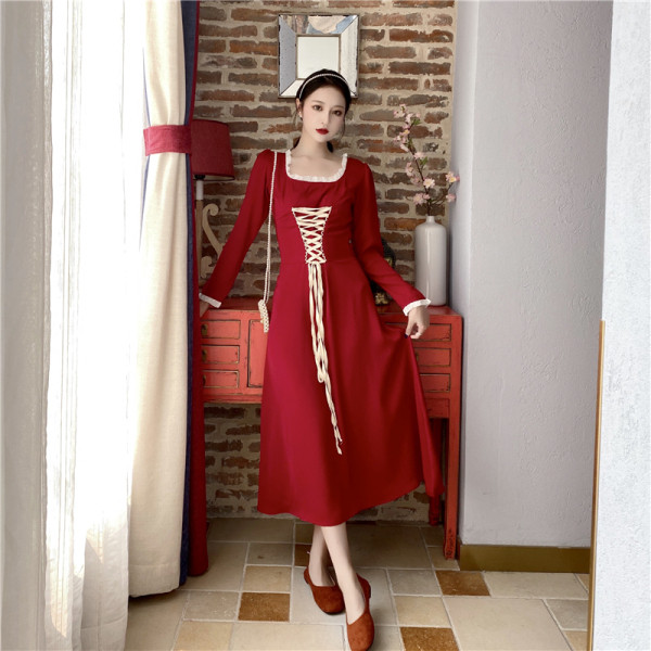 Pikk naiste retrokleit kandilise dekoltee ja lipsudega