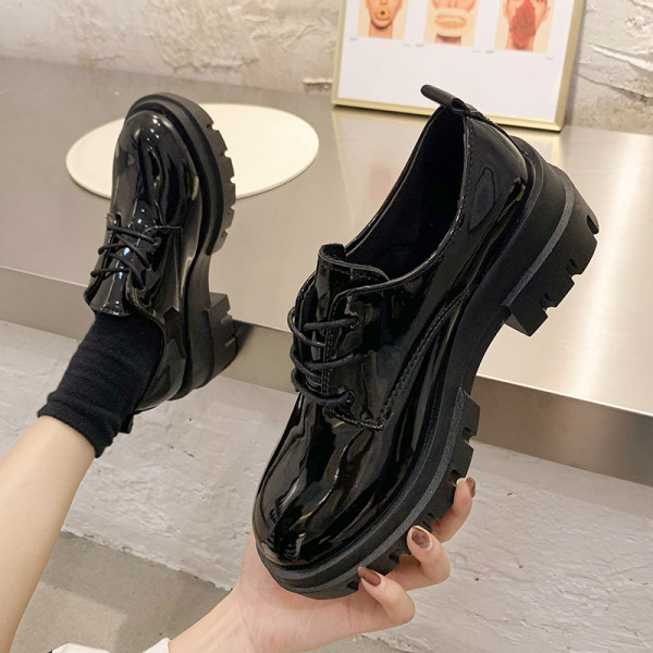 Eko bőrből készült, fűzős, durva talpú szabadidő cipő új modellje