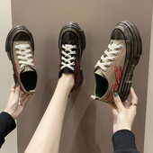 Alkalmi női tornacipő lapos talppal, hímzéssel és nyakkendővel