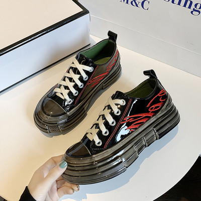 Alkalmi női tornacipő lapos talppal, hímzéssel és nyakkendővel