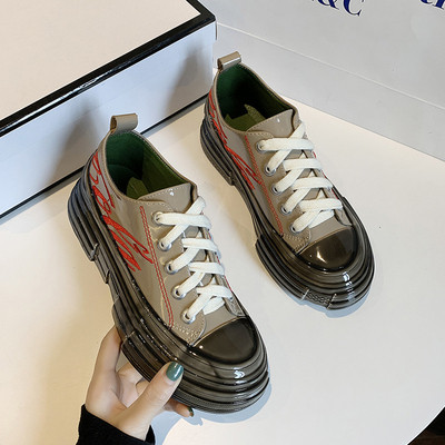 Alkalmi női tornacipő lapos talppal, hímzéssel és nyakkendővel