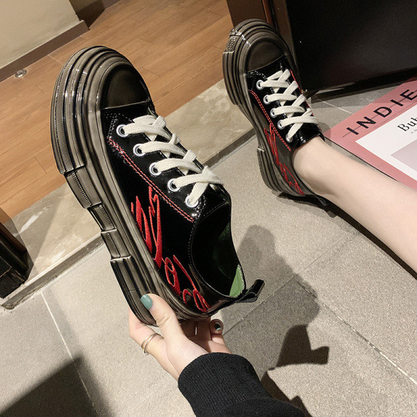 Alkalmi női tornacipő lapos talppal, hímzéssel és nyakkendővel