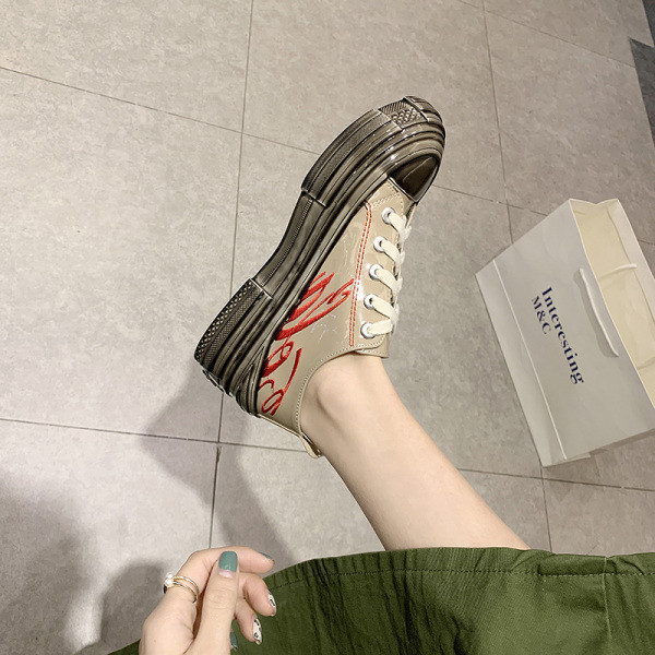 Alkalmi női tornacipő lapos talppal, hímzéssel és nyakkendővel