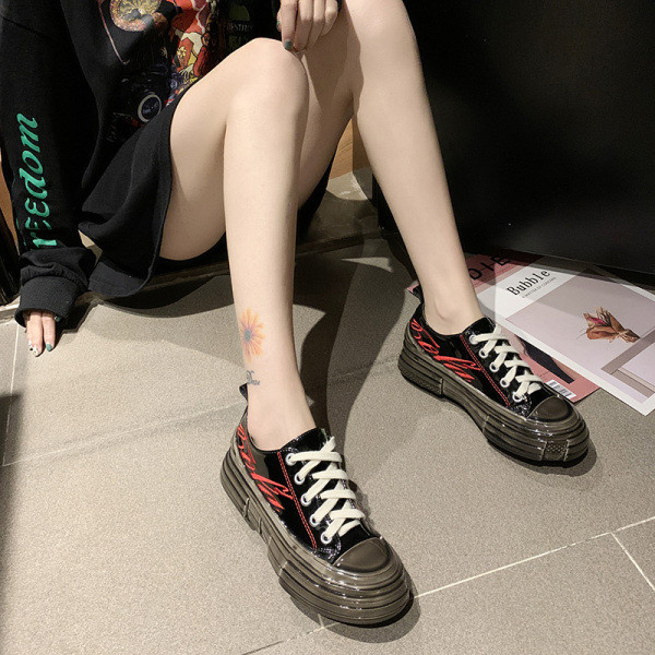 Alkalmi női tornacipő lapos talppal, hímzéssel és nyakkendővel