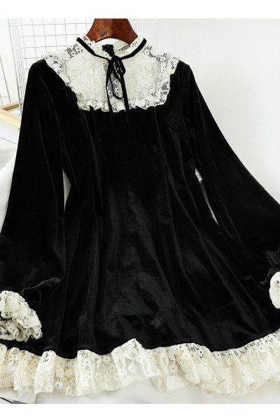 Stílusos női ruha szabású bársony modell hosszú ujjal és csipkével