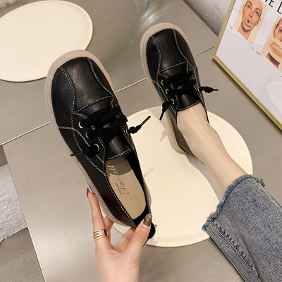 Naiste vabaaja mokassiinid paelte ja madala tallaga