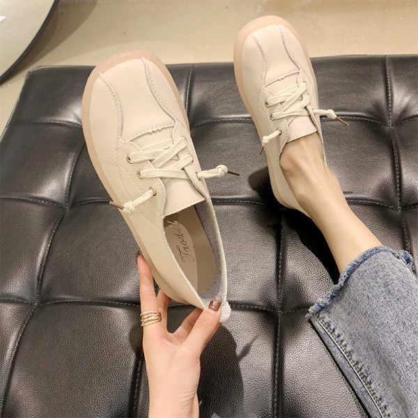 Naiste vabaaja mokassiinid paelte ja madala tallaga