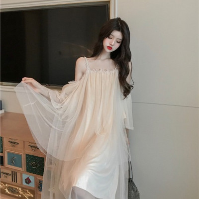 Naiste tüllkleit langetatud varrukate ja pärlirihmadega