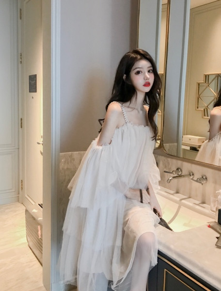 Naiste tüllkleit langetatud varrukate ja pärlirihmadega