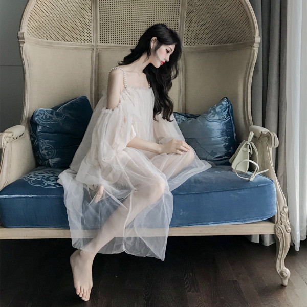 Naiste tüllkleit langetatud varrukate ja pärlirihmadega