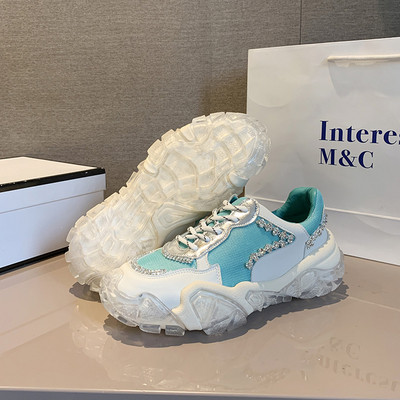 Új tavaszi, fűzős női tornacipő modell