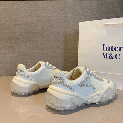 Új tavaszi, fűzős női tornacipő modell