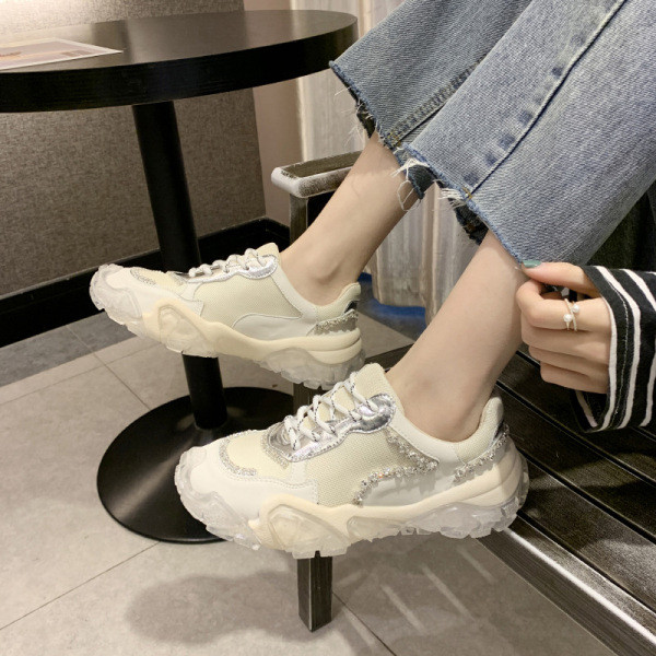 Új tavaszi, fűzős női tornacipő modell