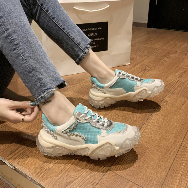 Új tavaszi, fűzős női tornacipő modell