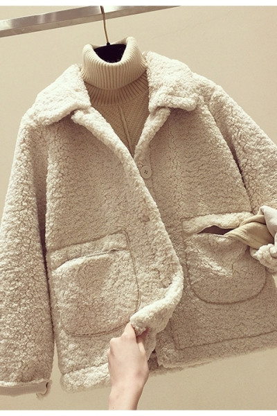 Modern női pehelykabát zsebekkel