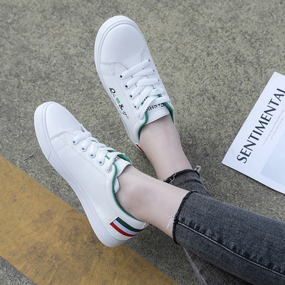 Eko-nahast vabaaja tossud, millel on silt ja lipsud