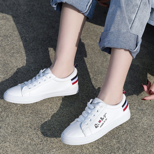 Eko-nahast vabaaja tossud, millel on silt ja lipsud