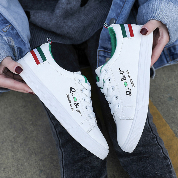 Eko-nahast vabaaja tossud, millel on silt ja lipsud