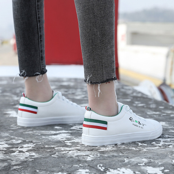 Eko-nahast vabaaja tossud, millel on silt ja lipsud