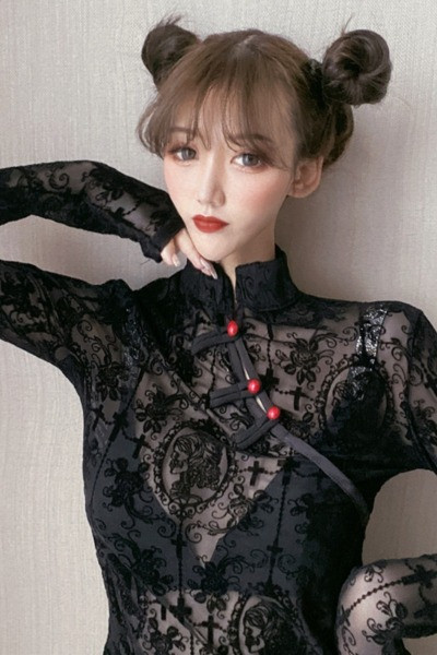 Must pitsist naistepunaste nööpide ja poolkõrge kraega pluus