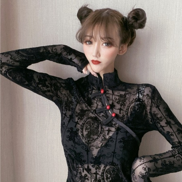 Must pitsist naistepunaste nööpide ja poolkõrge kraega pluus