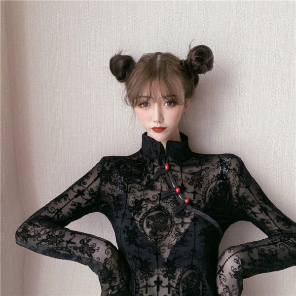 Must pitsist naistepunaste nööpide ja poolkõrge kraega pluus