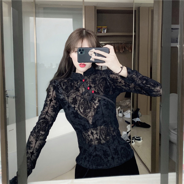 Must pitsist naistepunaste nööpide ja poolkõrge kraega pluus