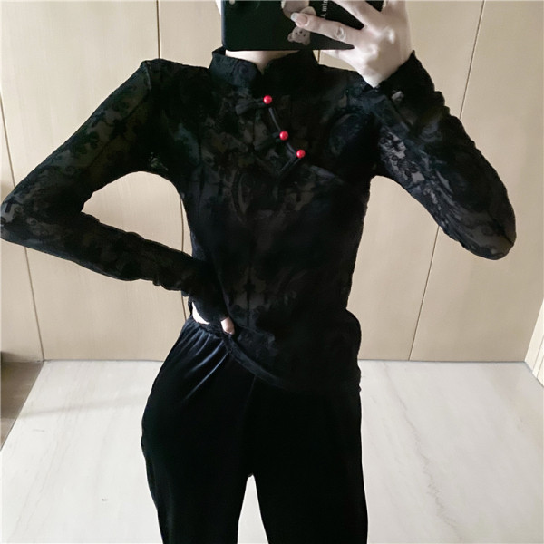 Must pitsist naistepunaste nööpide ja poolkõrge kraega pluus