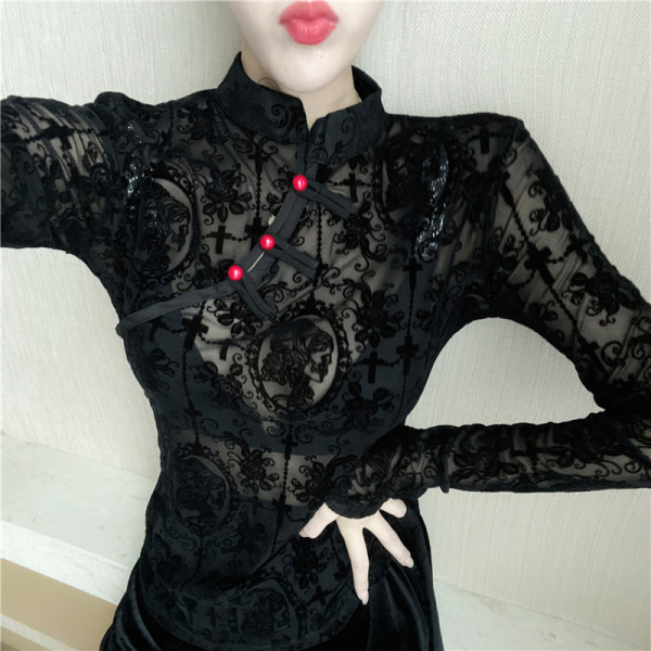 Must pitsist naistepunaste nööpide ja poolkõrge kraega pluus