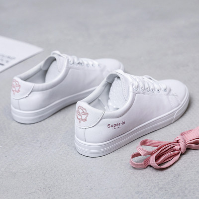 Γυναικεία έκο δερμάτινα αθλητικά παπούτσια με κορδόνια - καλσικό μοντέλο